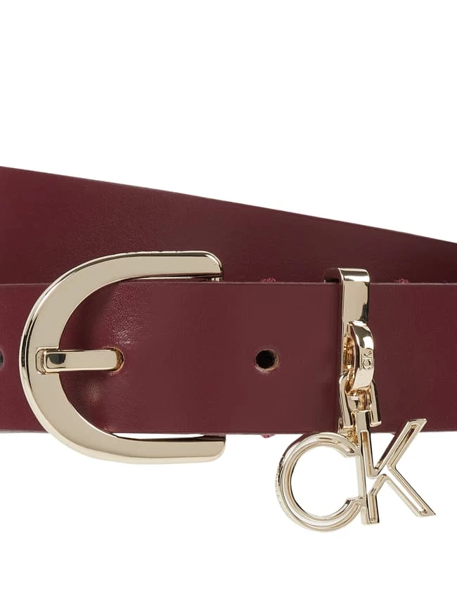 CK Calvin Klein Ledergürtel Mit Logo-Anhänger - Bordeaux Rot – Bild 2