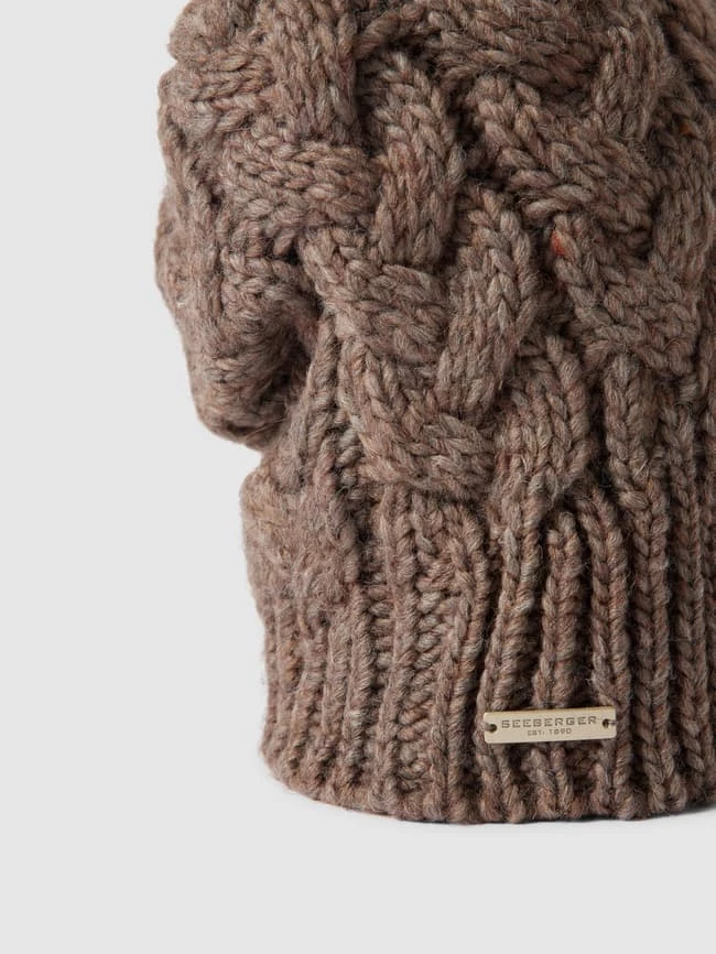 Seeberger Beanie Mit Zopfmuster Modell 'Beanie Mit Zopfstrickmuster' - Taupe 2 Seeberger Beanie Mit Zopfmuster Modell 'Beanie Mit Zopfstrickmuster' - Taupe – Bild 2